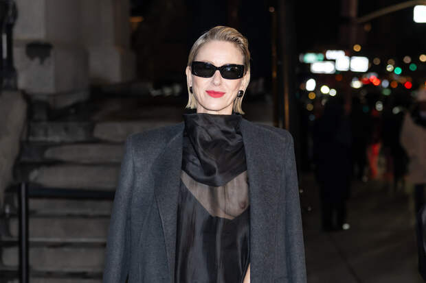 57-летняя актриса случайно обнажила грудь на публике