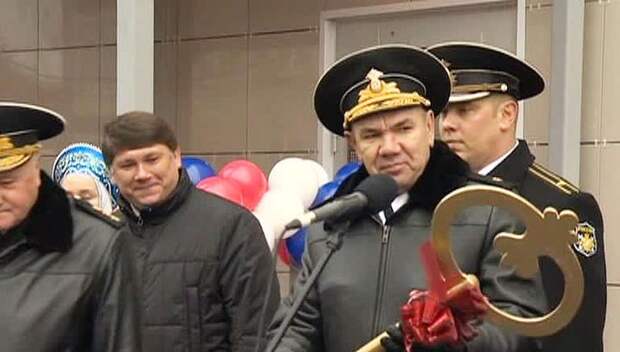 Моряки-подводники справляют новоселье Моряки-подводники справляют новоселье