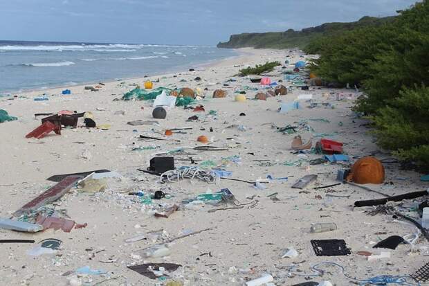 Каждый день к берегам острова прибивает новые партии мусора, и каждую неделю специалисты очищают его поверхность от тонн загрязнений. загрязнение, мусор, остров, экология
