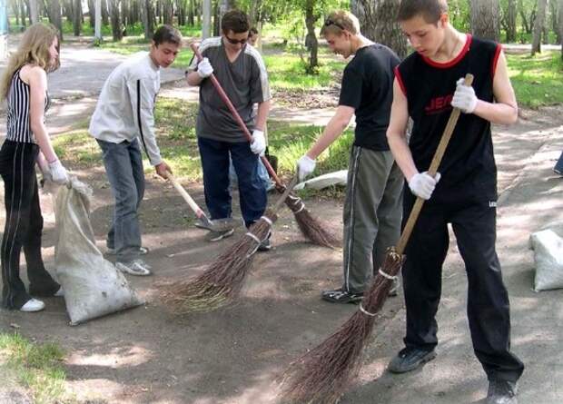 В городских школах Сочи началась трудовая практика для старшеклассников