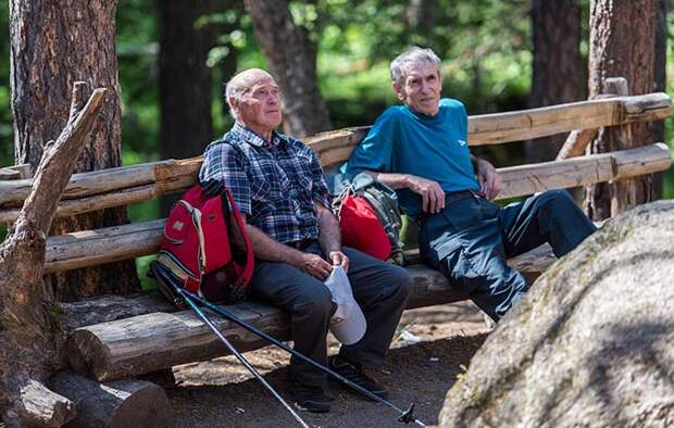 Пенсионеры на прогулке по заповеднику. Фото: Дмитрий Балакирев.