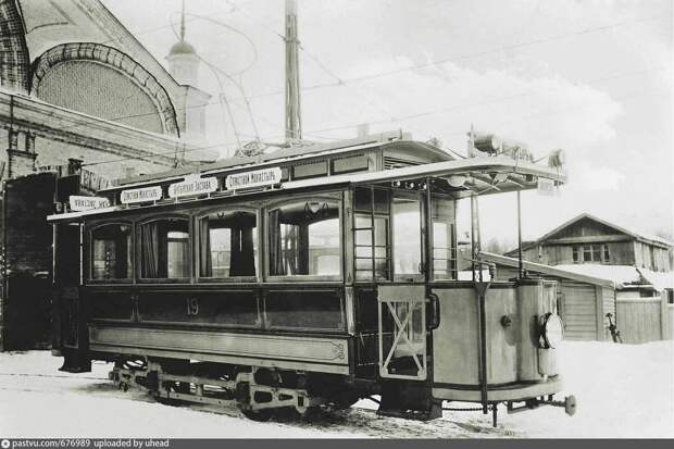 Первый маршрут электрического трамвая в Москве, один из вагонов в Бутырском депо, 1899.