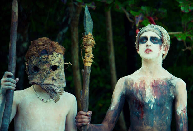 Вышел сериал «Повелитель мух». Чем удивляет экранизация одного из самых популярных романов ХХ века?