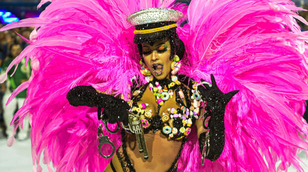 Горячие танцы на улицах Рио: кадры самого грандиозного карнавала в истории