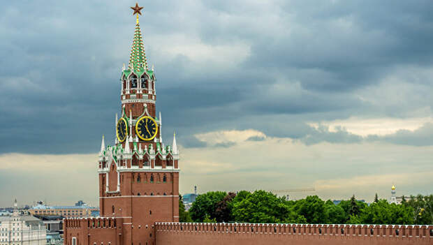 Спасская башня Московского Кремля. Архивное фото Спасская башня Московского Кремля. Архивное фото