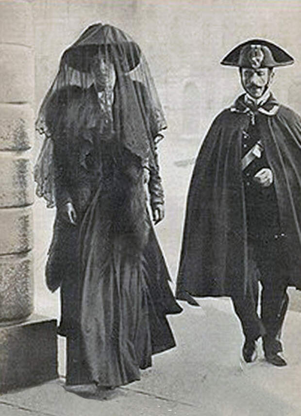 Kарабинер сопровождает М. Тарновскую в суд, Венеция, 1910 год