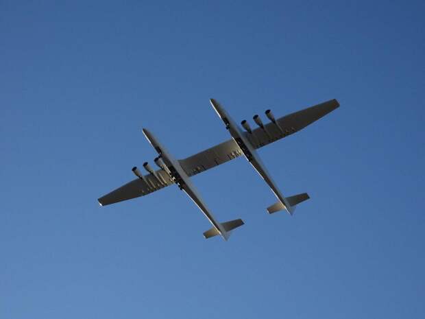 Stratolaunch успешно совершил свой первый полет