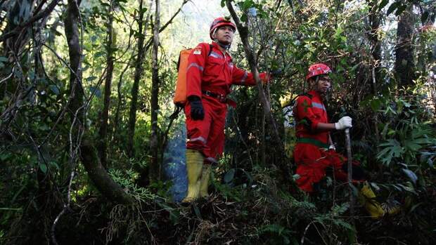 Спасатели рядом с местом крушения самолета Sukhoi Superjet 100 на Салаке в Индонезии, 2012 год