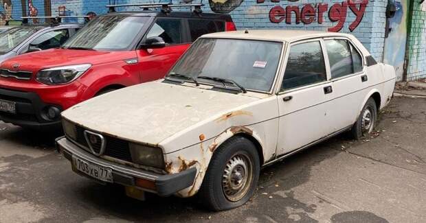Автомобиль мафиози: бронированная Alfa Romeo Alfetta гниет под открытым небом в Москве