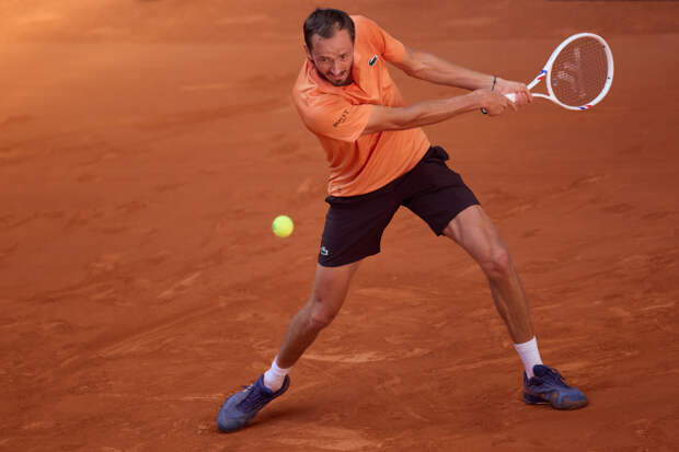 Медведев вышел в четвертый круг турнира в Мадриде