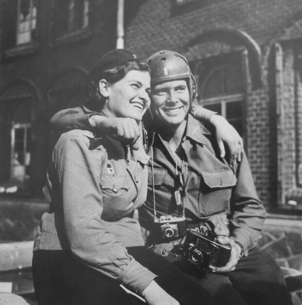 Советская девушка-офицер и американский военный фотокорреспондент позируют на улице Торгау. 1945 история, ретро, фото