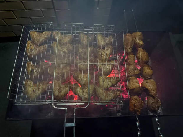 Кефир и лук вместо агрессивного маринада: за 4 часа бёдра становятся такими мягкими, что тают во рту