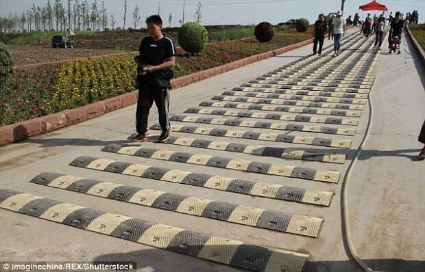 Китайцы установили "лежачие полицейские" для туристов китай, лежачий полицейский, странные обычаи, туризм