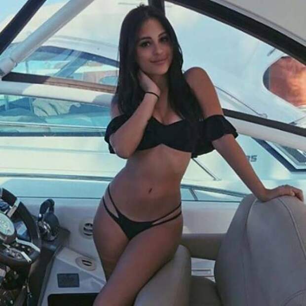 Девушки в купальниках наслаждаются лучами солнца Девушки в купальниках наслаждаются лучами солнца