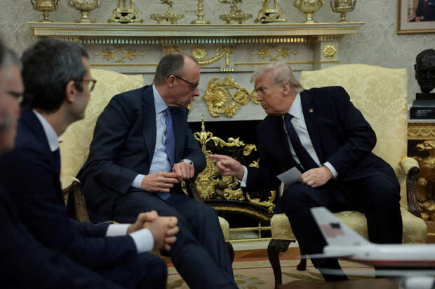 Мерц объяснил свое поведение во время встречи с «ударившим» его Трампом