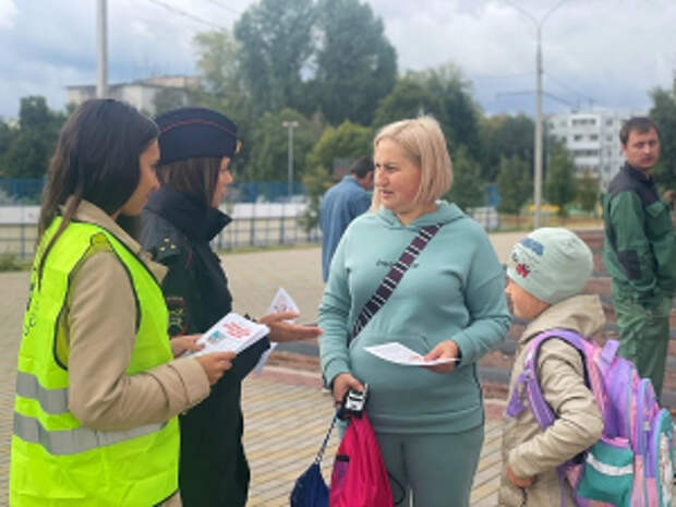 В Самарской области полицейские продолжают повторять с детьми и их родителям правила безопасного маршрута дом-школа-дом