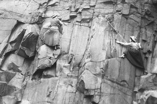 Члены женского клуба скалолазания в Шотландии лезут по скале, 1908 год