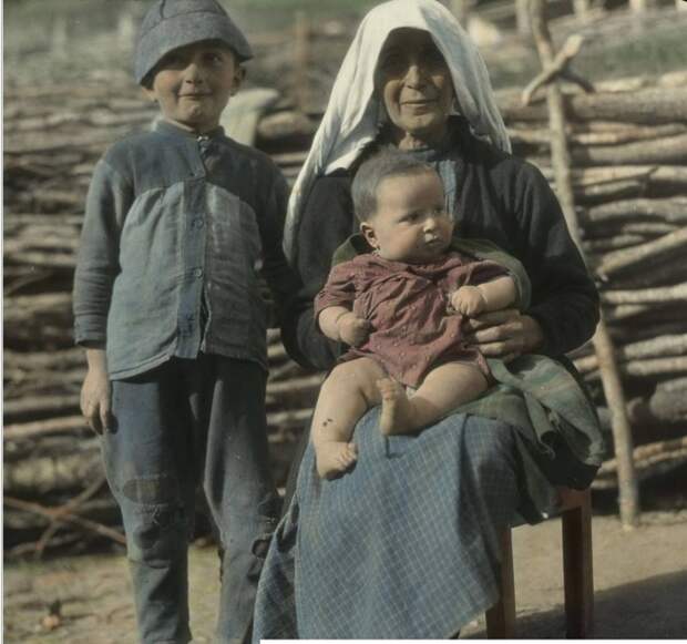 Сваны. Бабушка с внуками. 1929 год.