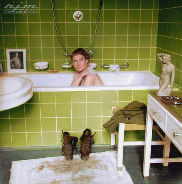 Военный фотограф Ли Миллер в ванной Гитлера, Мюнхен, Германия, 1945 год.  история, ретро, фото