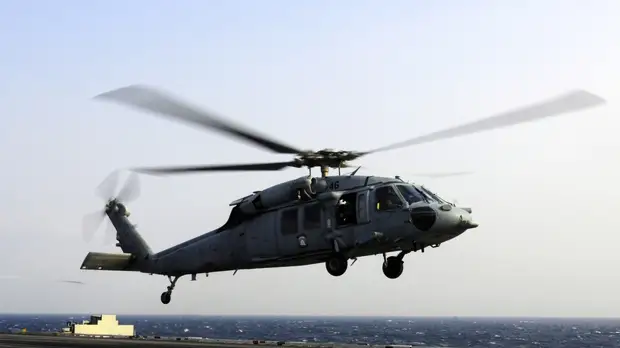 При падении вертолёта США на палубу авианосца пострадали 12 человек