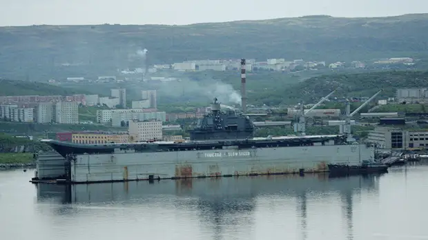 «70 тонн упало на палубу»: что известно об инциденте при спуске на воду авианосца «Адмирал Кузнецов»