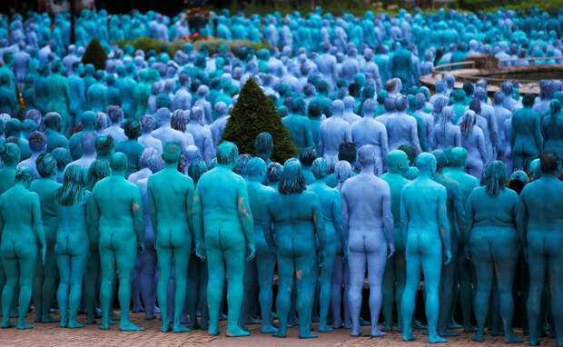 Море из людей: в прямом смысле море из покрашенных синей краской голых людей в мире, краска, люди