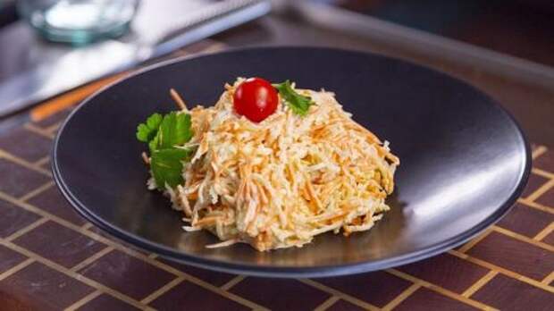 Рецепт вкусного и богатого витаминами салата из зеленой редьки.