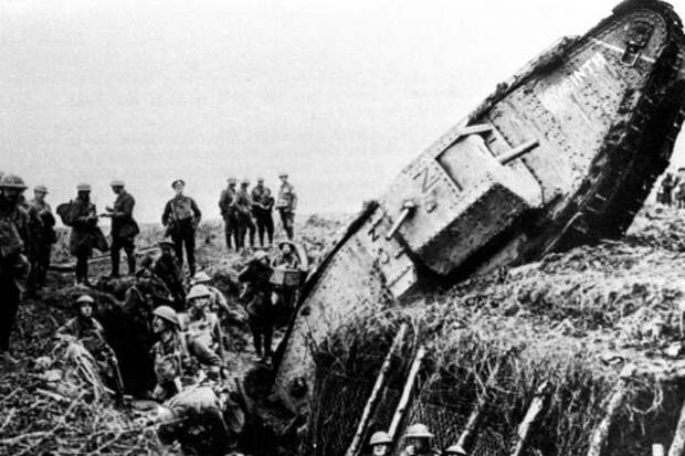 Во время Первой мировой в бою впервые были применены танки и являлись «ответом» на проблему затяжных «окопных войн», когда стороны могли буквально вечно сидеть в своих укрытиях друг напротив друга.На фото: подбитый британский тяжёлый танк Mark IV во время битвы за Камбре, 20 ноября 1917 года.