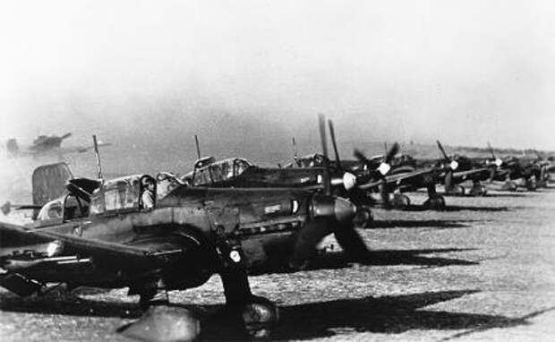 На фото: машины Stuka и Stuka-2 эскадрильи 'Immelmann' под командованием Гауптман Ганс-Ульрих Руделя перед боем на восточном фронте