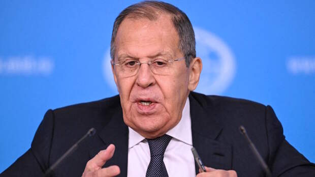 Лавров объяснил, кто может распоряжаться ядерным арсеналом России