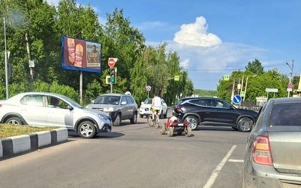 В Рязани заметили ребёнка на трассе на игрушечной машине