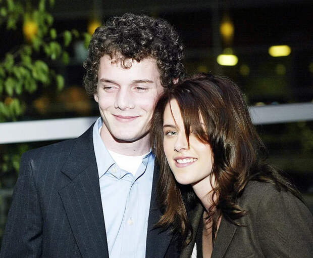 Антон Ельчин, Кристен Стюарт на коктейльном приеме перед показом фильма «Жестокие люди» в Голливуде, 19 октября 2005 г.