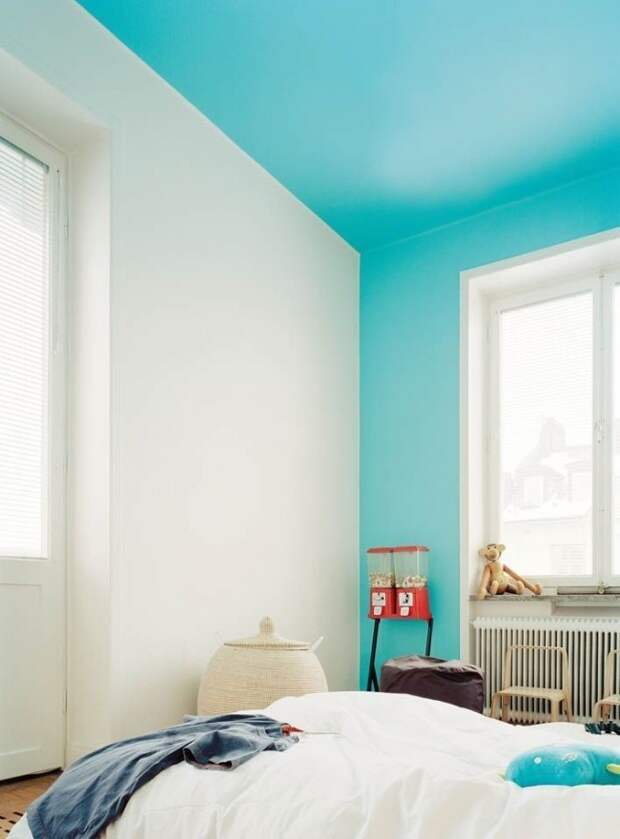Детская комната со стеной и потолком голубого цвета