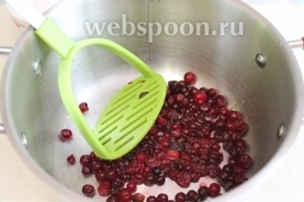 Клюкву разморозить, промыть, отцедить в дуршлаге от воды. Растолочь ягоду.