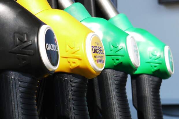 Новак: кабмин скоро обсудит временное снятие запрета на экспорт бензина