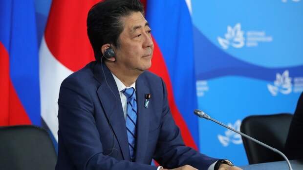Японский премьер снова хочет обсудить с Путиным мирный договор