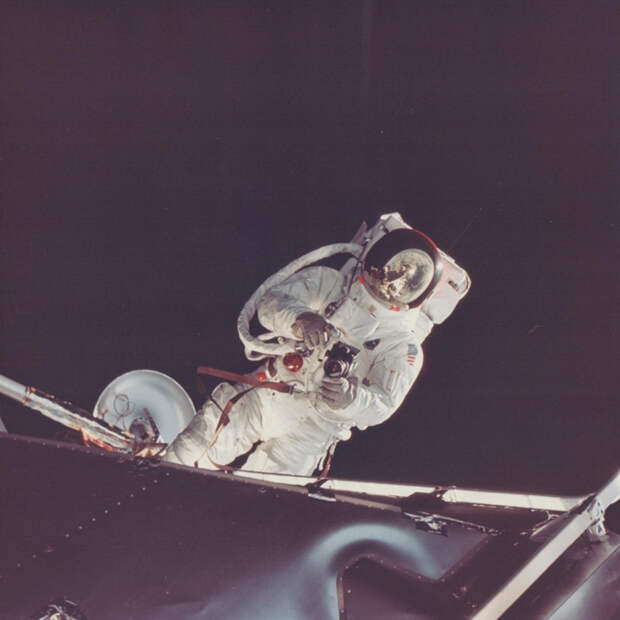 Швайкарт тестирует новый скафандр Apollo, фото Дэвида Скотта, Apollo 9, март 1969