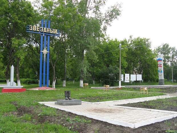 Памятник кирзовым сапогам в ЗАТО Звездный, недалеко от Перми