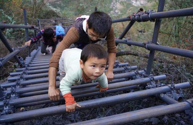 Власти построили металлическую лестницу для школьников, рисковавших жизнью каждый день, добираясь до школы дети, лестника