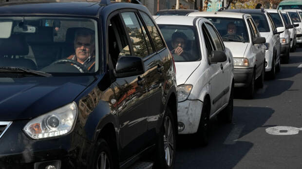 «Водители ждут по 30 минут»: в Тегеране на автозаправках образовались очереди