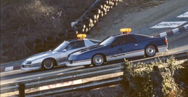 Пейс-кары PPG 1983 года на гонке в Лагуна-Сека: Dodge Daytona Turbo Z и Chevrolet Camaro Z28. Можно заметить, что они отличаются от серийных не только окраской, но и обвесом Дух мщения, авто, автомобили
