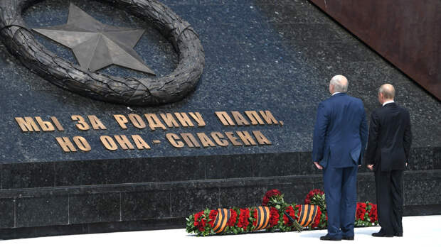 Путин и Лукашенко поздравили друг друга с Днем Победы