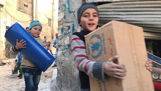 Сирийские дети, получившие гуманитарную помощь. Архивное фото