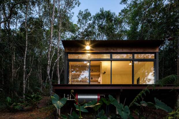 Миниатюрный домик для отдыха в бразильском лесу