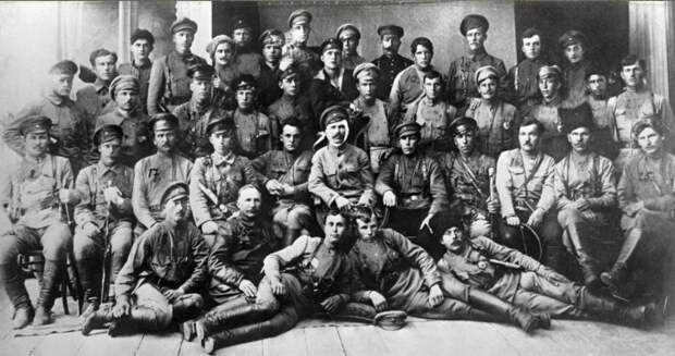 Д. Фурманов и В. Чапаев с бойцами и командирами дивизии после боёв за Уфу. Июнь 1919