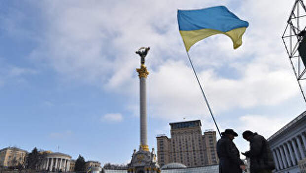 Активисты с украинским флагом на площади Независимости в Киеве. Архивное фото Активисты с украинским флагом на площади Независимости в Киеве. Архивное фото