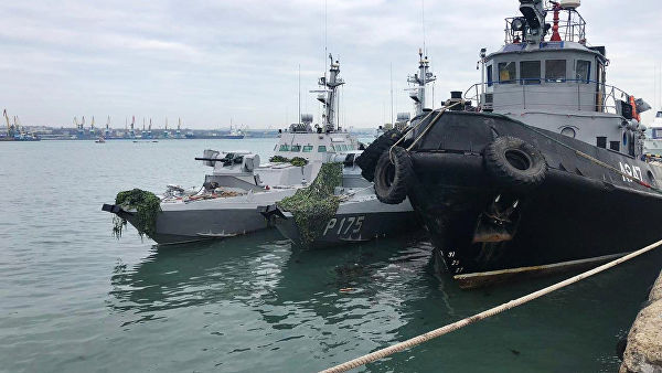 Корабли ВМС Украины, задержанные пограничной службой РФ за нарушение государственной границы России, в порту Керчи
