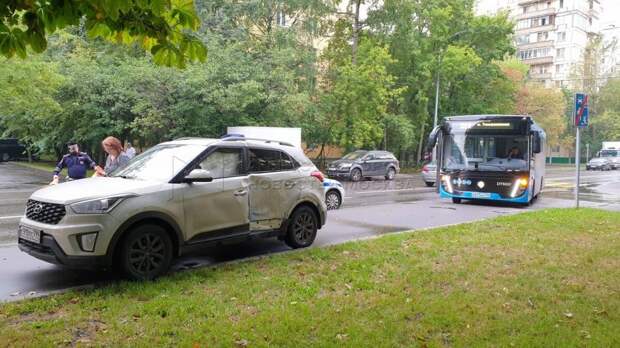 В Красностуденческом проезде автобус «вытолкнул» авто на тротуар