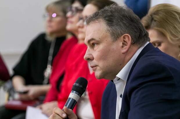Петр Толстой: Государство должно помогать многодетным семьям, а не изымать детей. фото : Александр Чикин