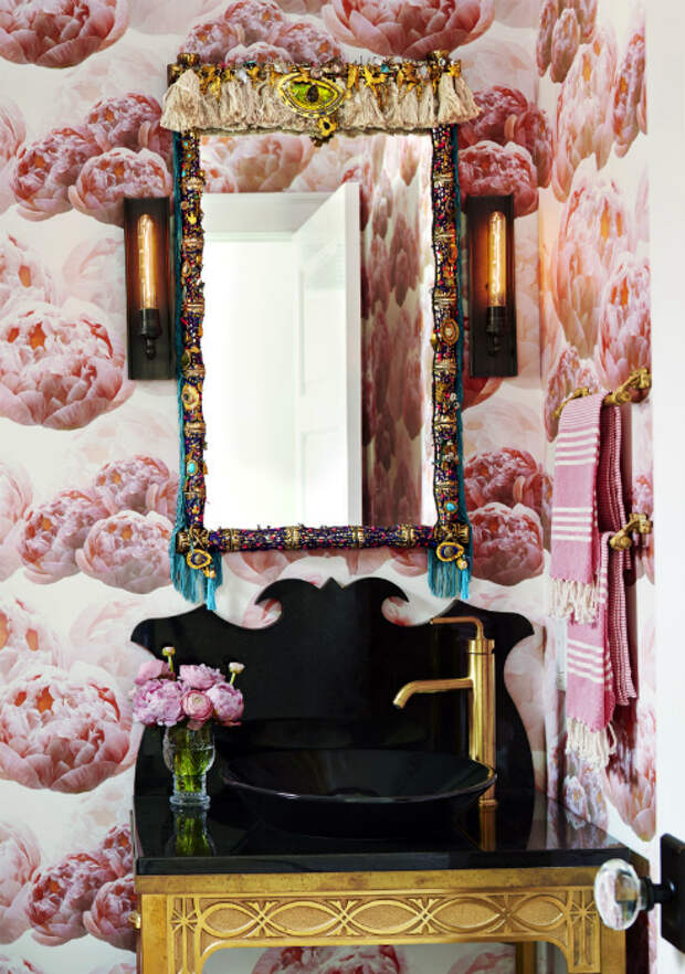 Фотообои с цветущими пионами в интерьере ванной комнаты.